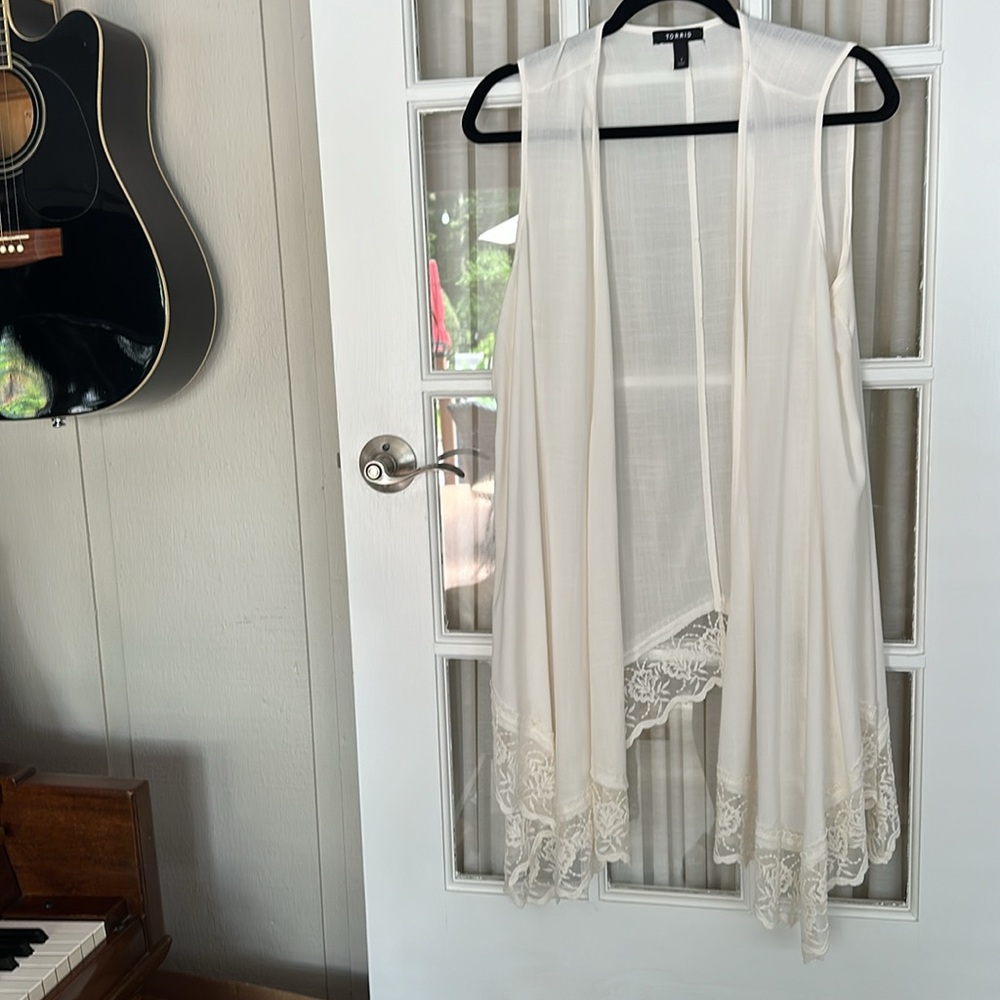 Torrid Vest Size 1X Plus Size EUC, Cream with lace hem